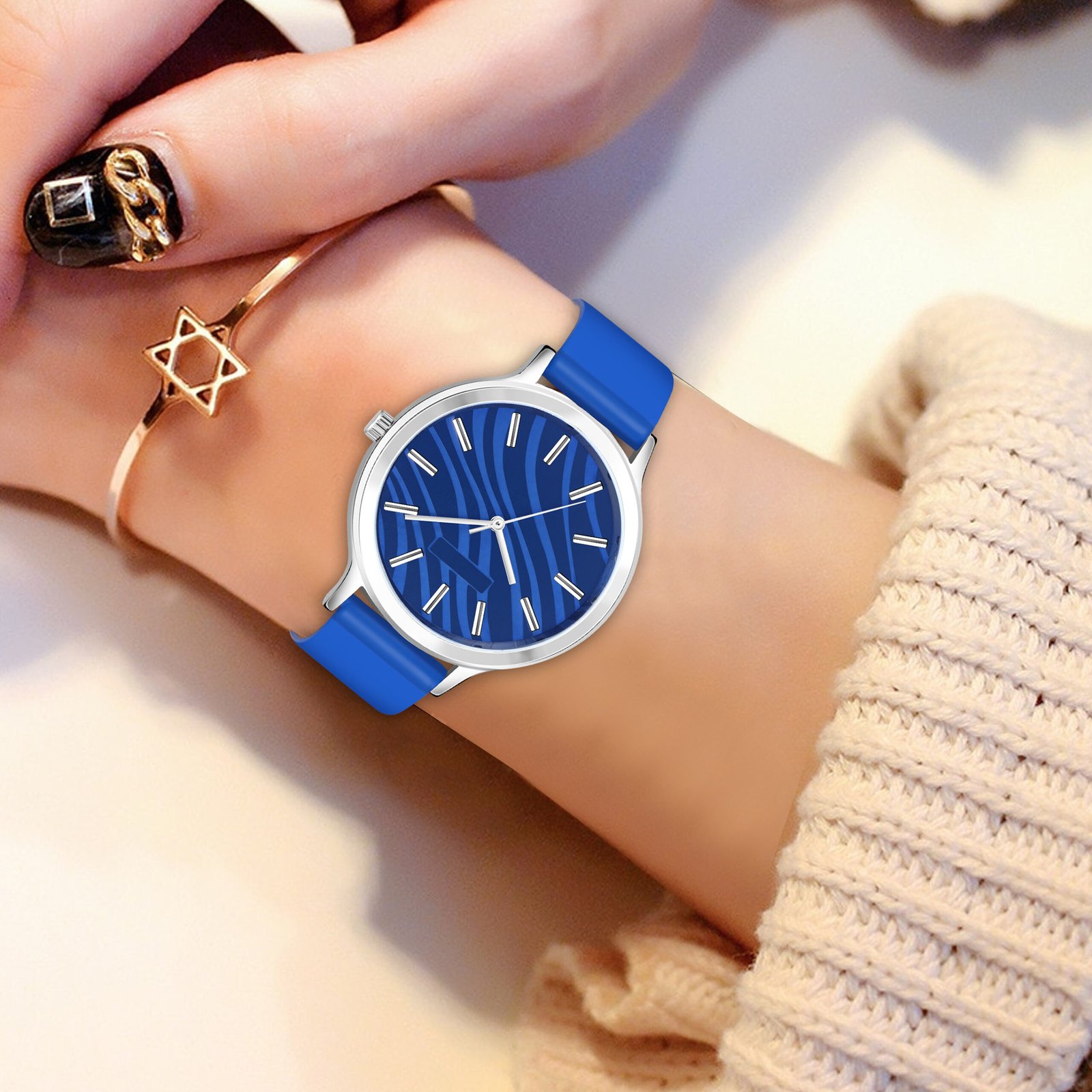 Blue Stylish Dial Analog Watch For Women LR346